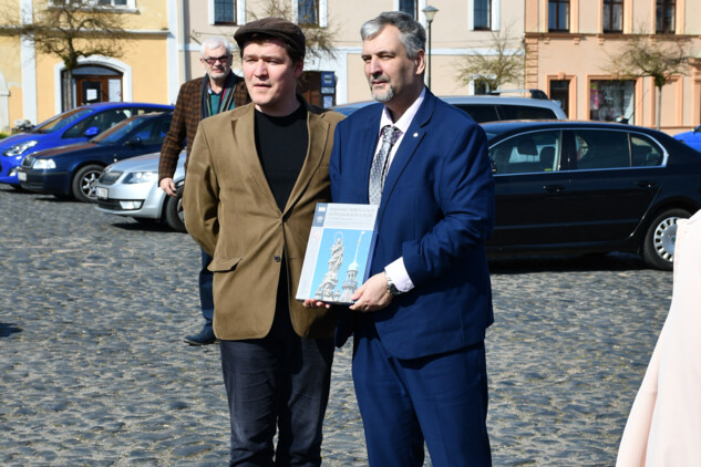 Radní pro kulturu a památkovou péči Středočeského kraje a starosta města Velvary při představení publikace | © Petr Slalický