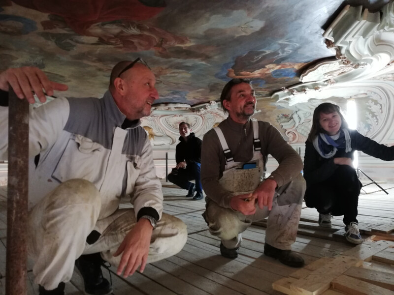Anežka Mikulcová z oddělení restaurování NPÚ s kolegy