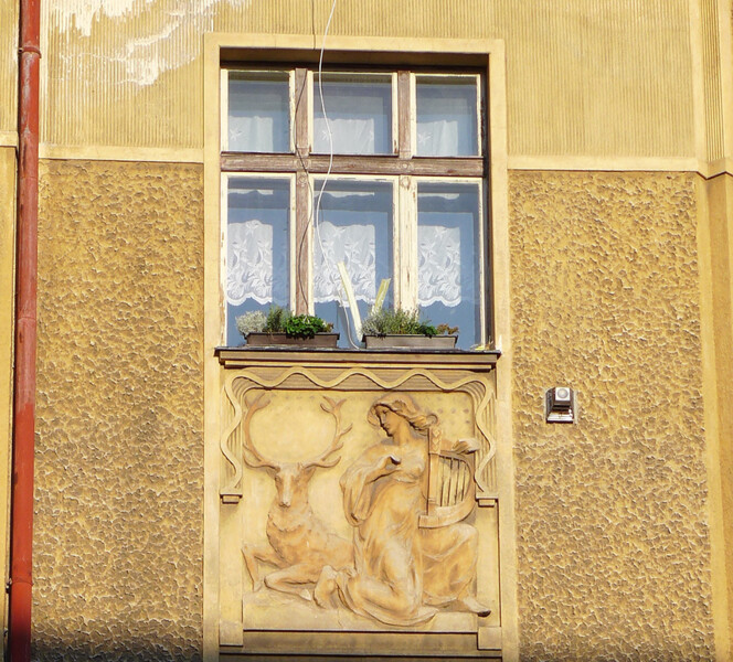 Hakaufův dvůr v Náchodě, detail štukové výzdoby fasády a původní okna | © NPÚ, ÚOP v Josefově, foto Adam Zezula 2015