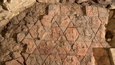 Rotunda sv. Václava -  fragment keramické dlažby ze šestibokých reliéfních a trojúhelníkových glazovaných dlaždic (foto Martin Pavala)