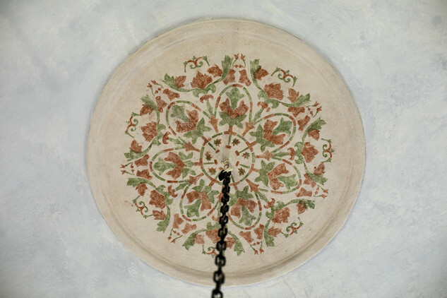 Interiér venkovské synagogy v Polici u Jemnice, šablonová malba kolem zavěšení lustru (autor: Lucie Herbricková)